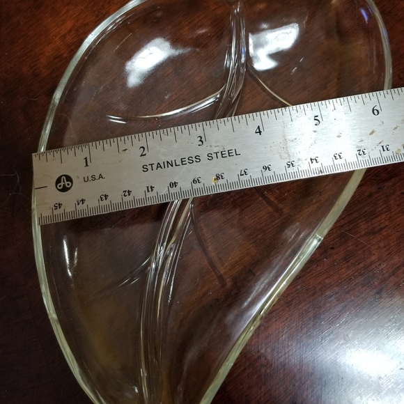 VINTAGE CLEAR GLASS LEAF SHAPED W DIVIDED CENTER PERFECT FOR CANDY/RELISH/VANITY - Picture 2 of 6